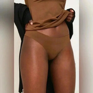 NWT Nubian skin berry lightweight stretch Naked perfect thong  panty underwear M